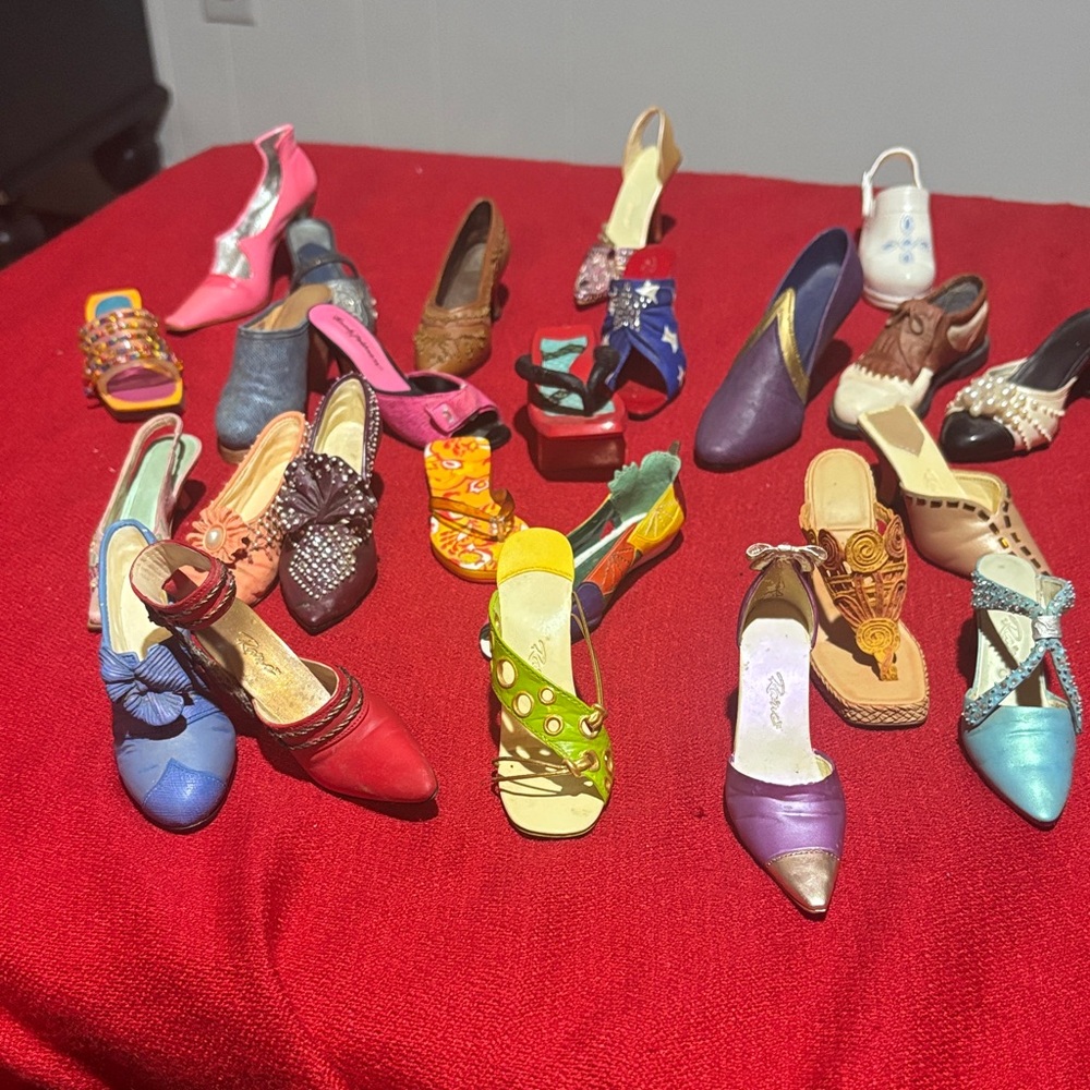 Just The Right Shoe Collection includes 25 items!!!
